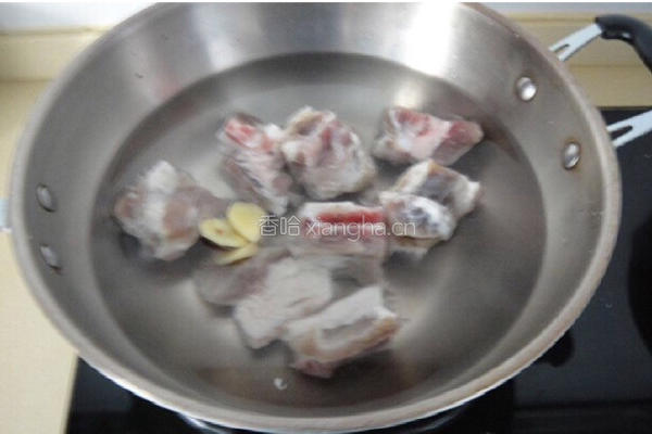 腊骨萝卜汤的做法图解4
