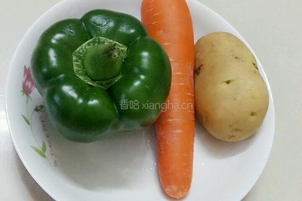 甜椒胡萝卜焖土豆的做法图解1