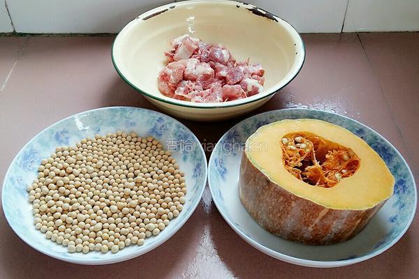 南瓜黄豆排骨汤的做法图解1