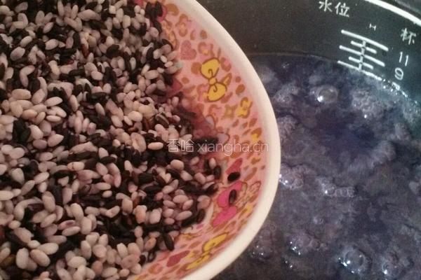 紫薯黑米粥粥的做法图解3