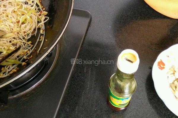 凉拌西芹绿豆芽的做法图解5