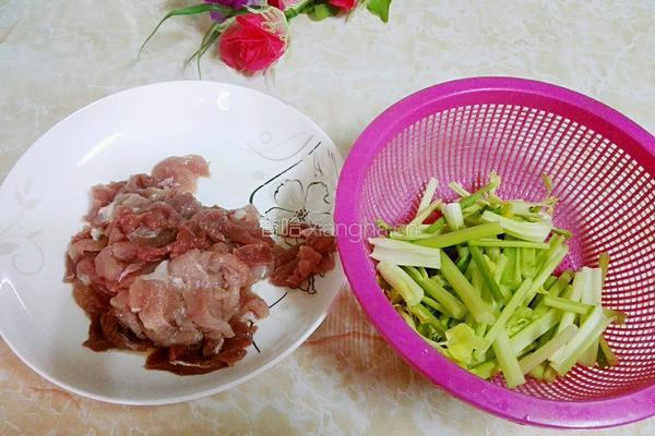 芹菜瘦肉炒丝瓜的做法图解1
