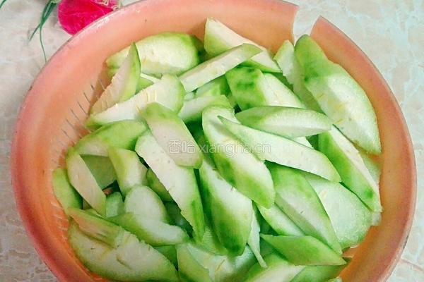 芹菜瘦肉炒丝瓜的做法图解2