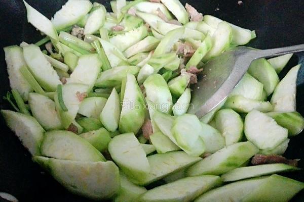 芹菜瘦肉炒丝瓜的做法图解5