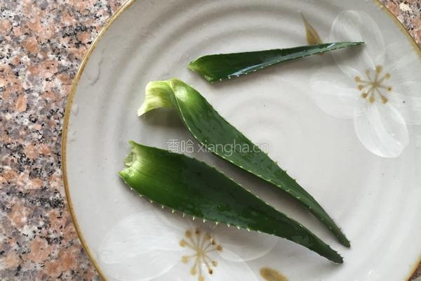 蜂蜜柠檬芦荟汁的做法图解1