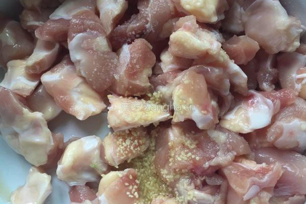 椒盐鸡脆骨的做法图解1