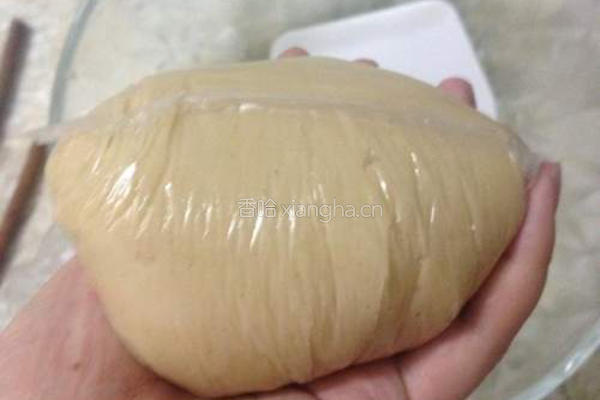 广式豆沙蛋黄月饼的做法图解7