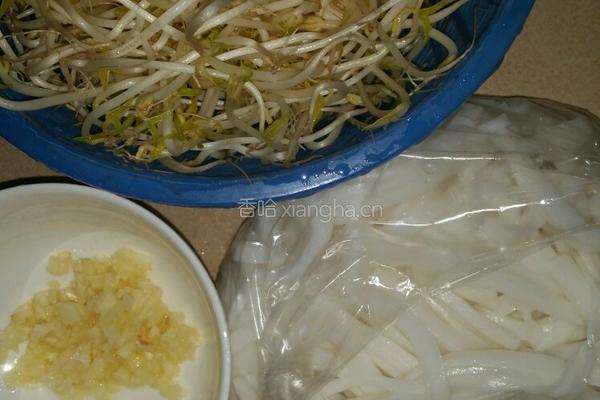 豆芽炒河粉的做法图解1