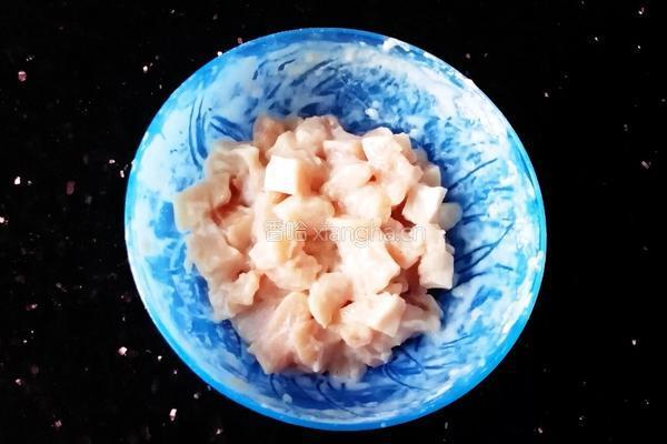 牛油果菌菇炒鸡胸肉的做法图解2