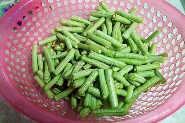 辣椒瘦肉炒豆角的做法图解1