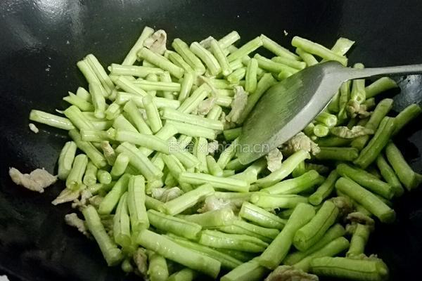 辣椒瘦肉炒豆角的做法图解4