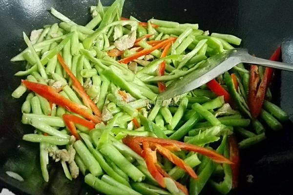 辣椒瘦肉炒豆角的做法图解5