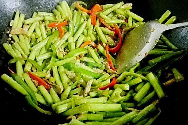 辣椒瘦肉炒豆角的做法图解6