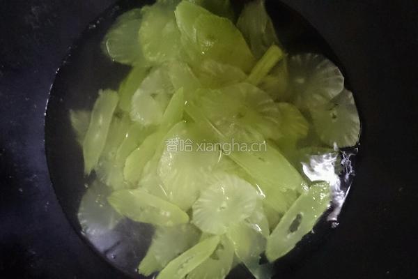 香莴笋炒肉片的做法图解2