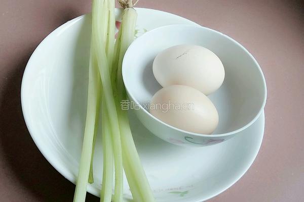 芹菜煎鸡蛋的做法图解1