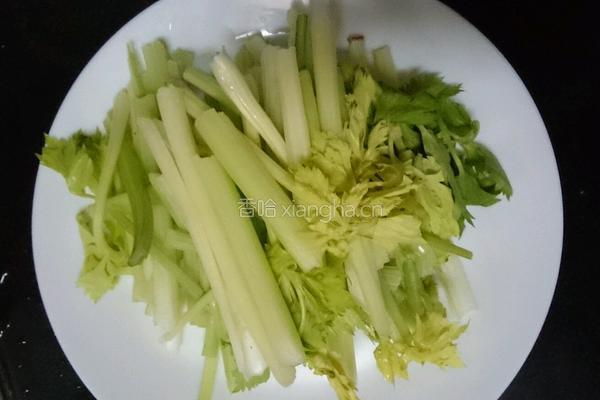 芹菜炒百合的做法图解1