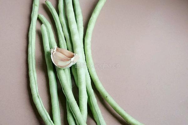 蒜蓉豇豆丁的做法图解1