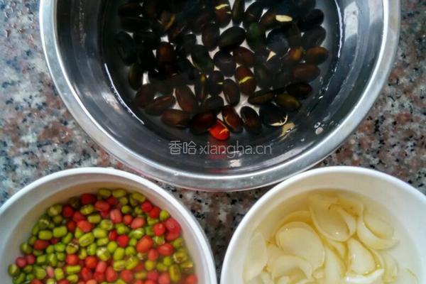 百合三豆粥的做法图解1