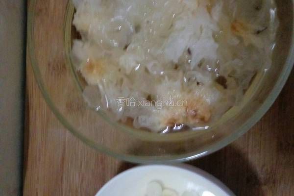 红枣银耳莲子羹的做法图解2