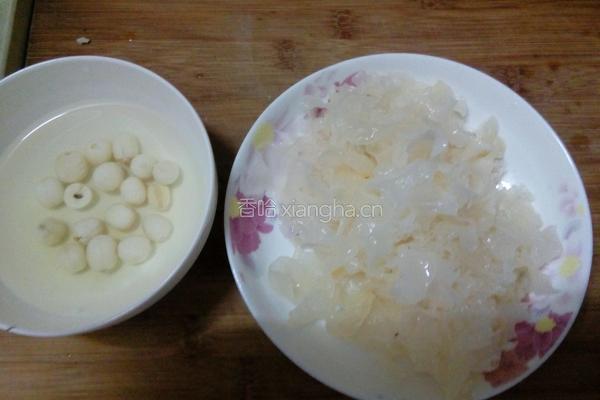红枣银耳莲子羹的做法图解3