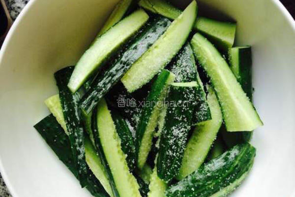 自制剁椒酱黄瓜的做法图解1