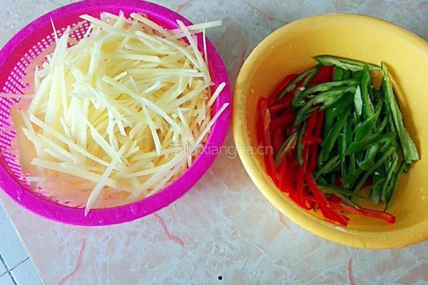 辣椒炒土豆丝的做法图解2