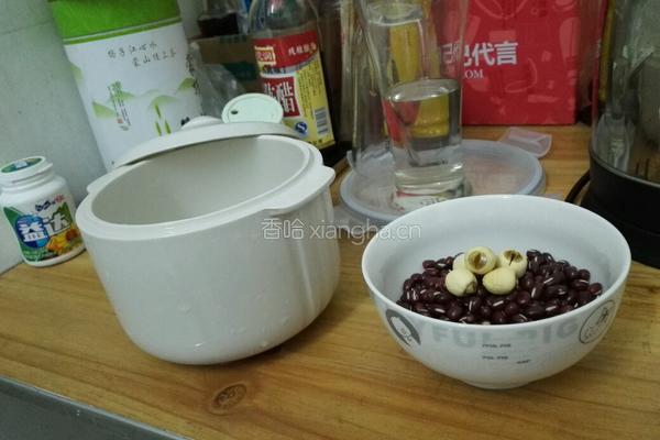 红豆粥的做法图解1