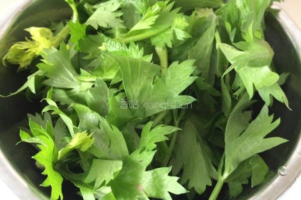酱油芹菜叶的做法图解1