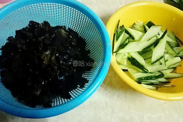 青瓜瘦肉炒木耳的做法图解2