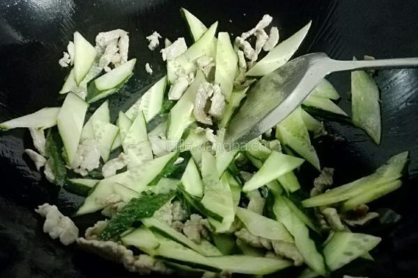 青瓜瘦肉炒木耳的做法图解5