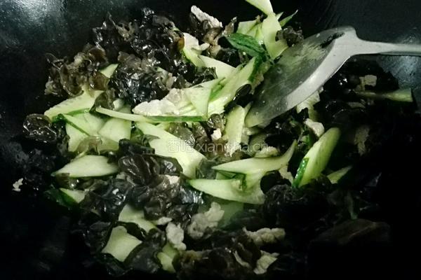 青瓜瘦肉炒木耳的做法图解6