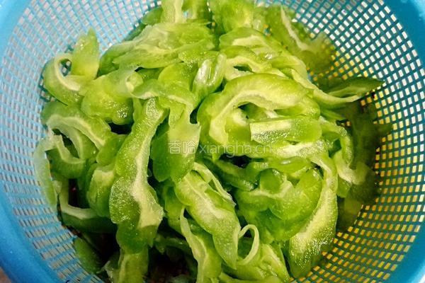 辣椒炒苦瓜的做法图解3