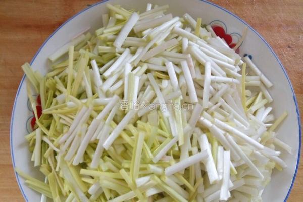 蒜黄炒鸡蛋的做法图解1