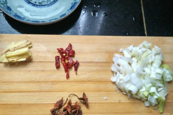 花菜炒肉片的做法图解1