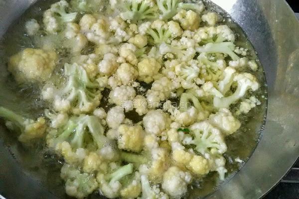 花菜炒肉片的做法图解3