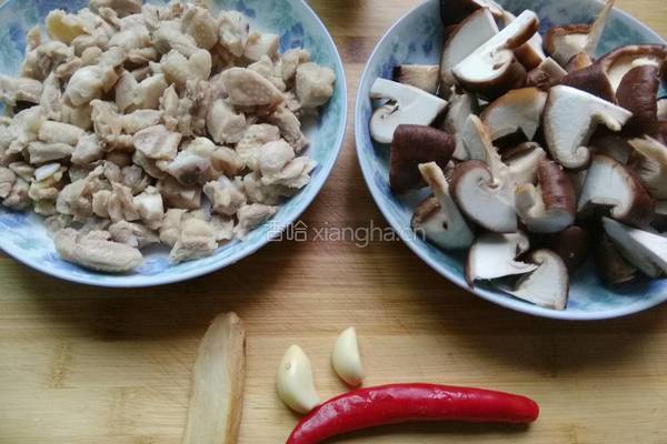 香菇闷鸡肉的做法图解2