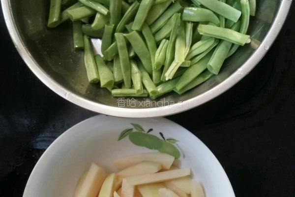 土豆炖豆角的做法图解1