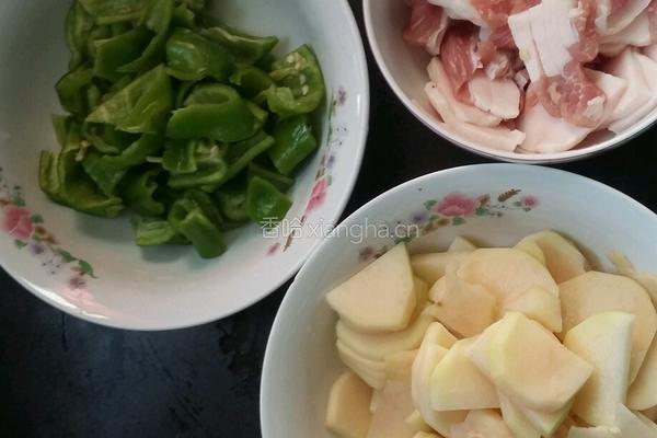 青椒肉炒土豆片的做法图解1