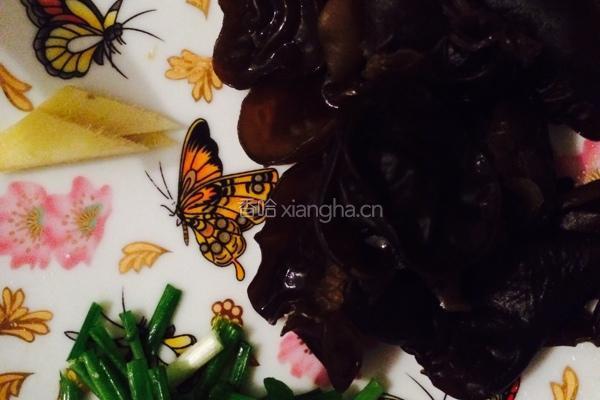 平菇木耳鲜蒜叶的做法图解2
