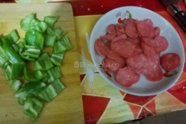 青椒炒香肠的做法图解2