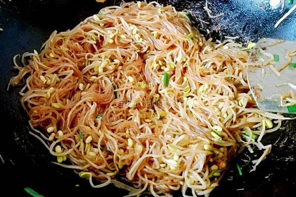 黄豆芽炒条的做法图解7