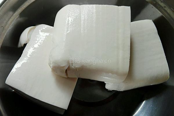 豆腐焖茄子的做法图解1