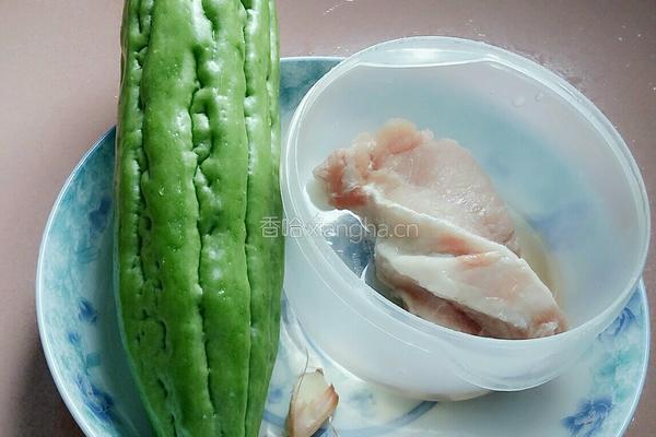 蒜蓉苦瓜炒瘦肉的做法图解1