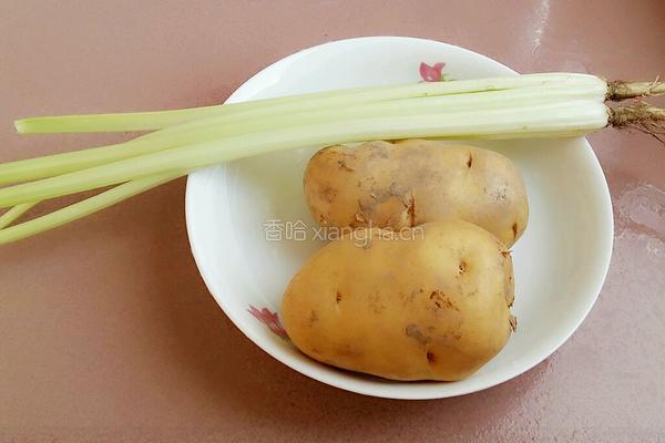 芹菜土豆丝的做法图解1
