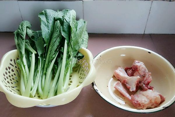 芥菜筒骨汤的做法图解1