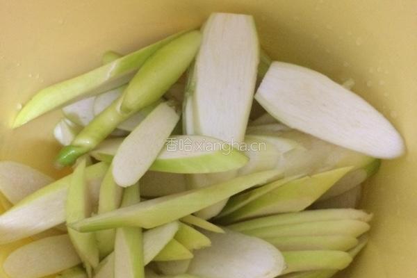 茭白炒肉的做法图解1