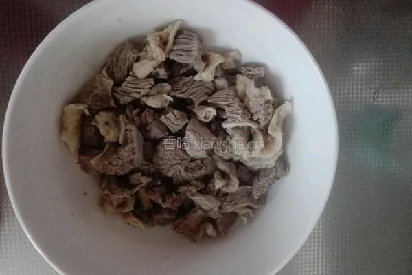 牛腩炖土豆红萝卜的做法图解1