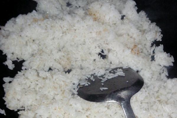 榨菜丝蛋炒饭的做法图解1