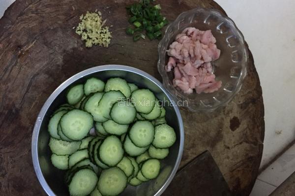 里脊肉片熘黄瓜的做法图解2