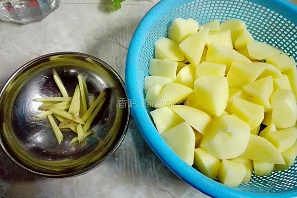 土豆焖排骨的做法图解2
